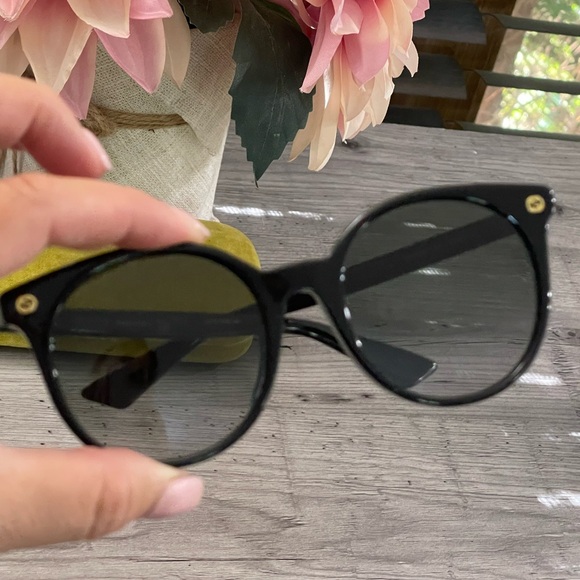 Gucci Elegant Black Sunglasses - Picture 6 of 16